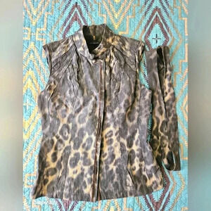 Elie Tahari top with matching belt‎